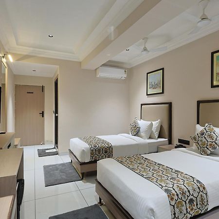 Hotel Royal Town Ahmedabad Esterno foto