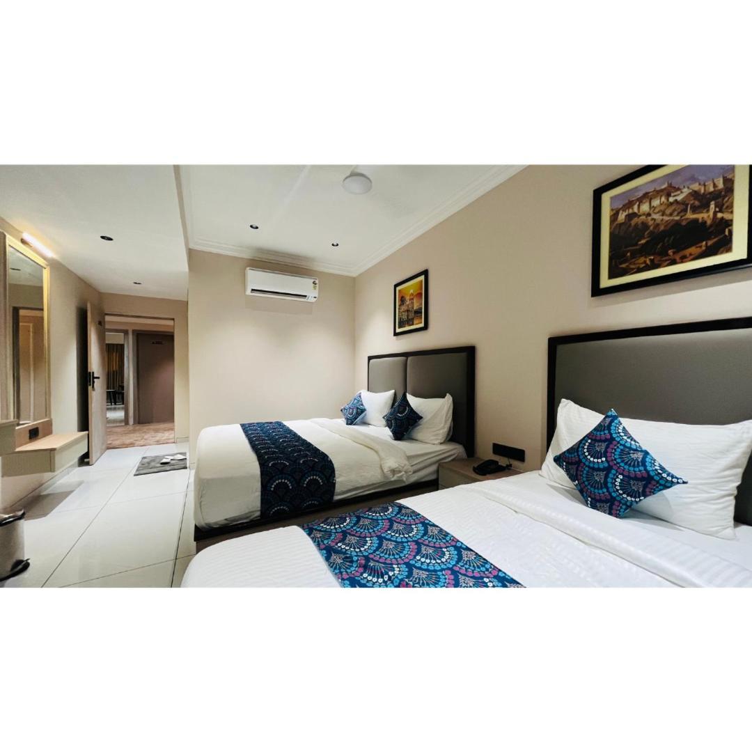 Hotel Royal Town Ahmedabad Esterno foto