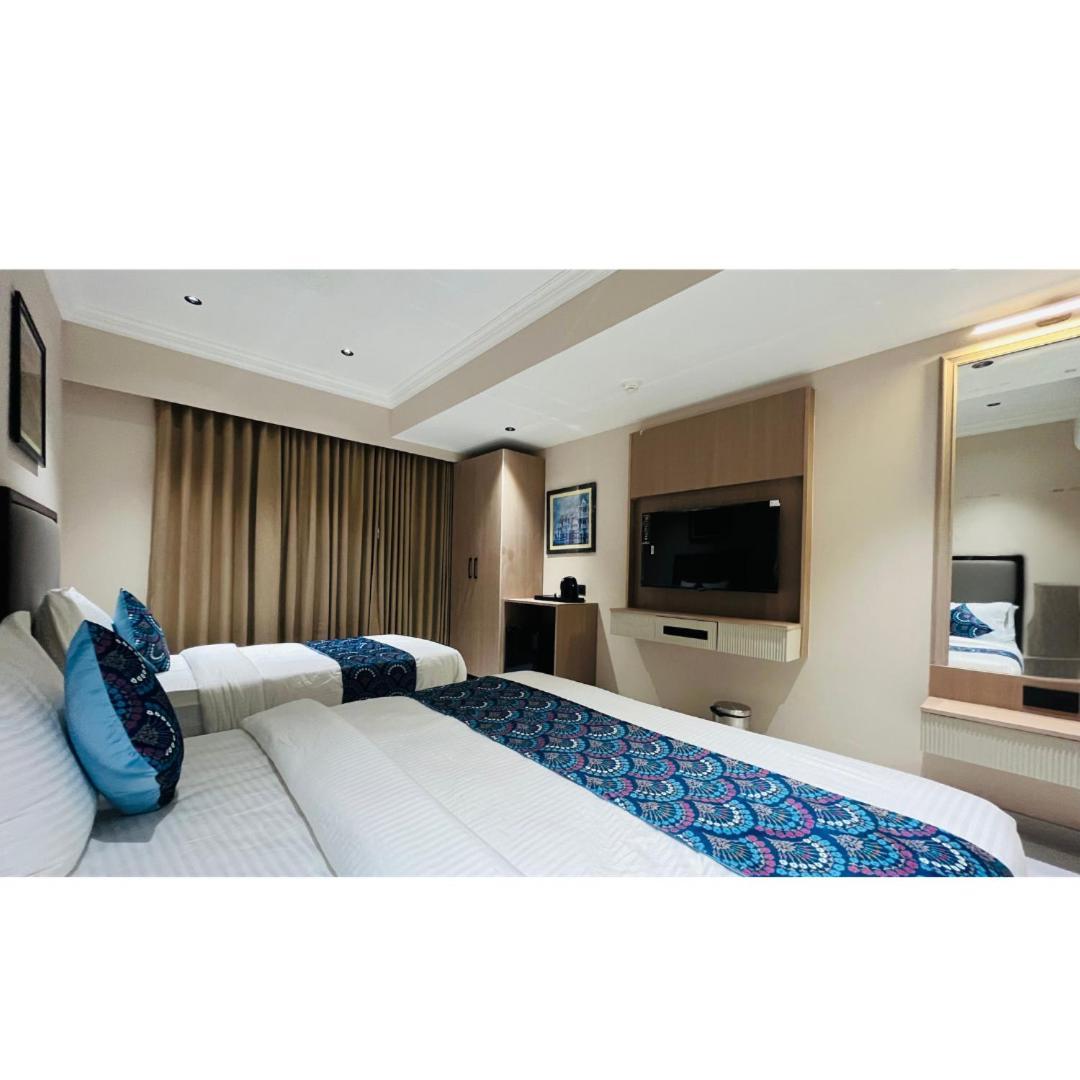 Hotel Royal Town Ahmedabad Esterno foto