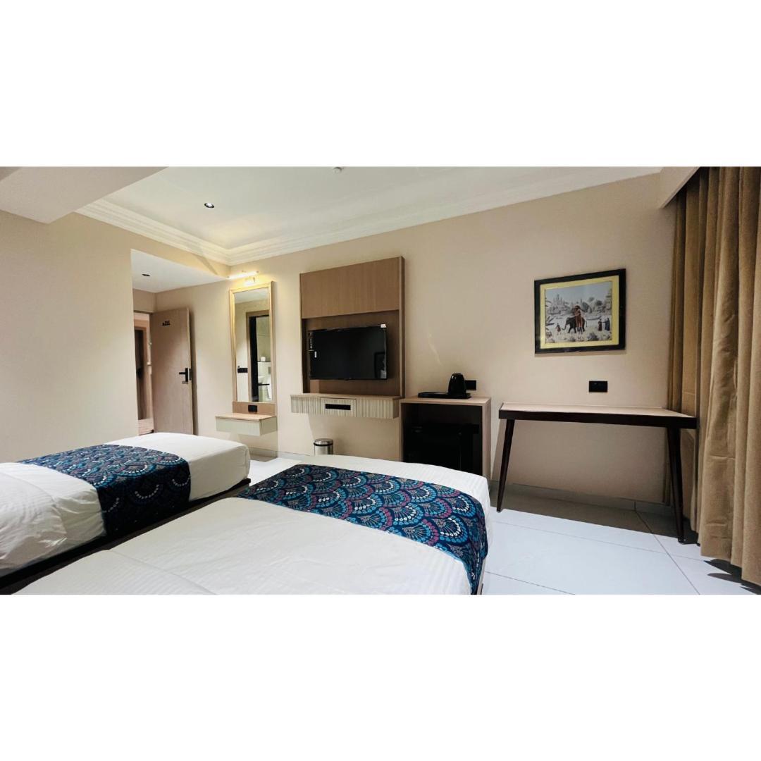 Hotel Royal Town Ahmedabad Esterno foto