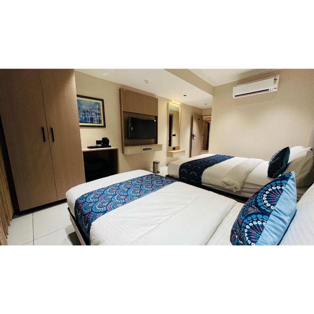 Hotel Royal Town Ahmedabad Esterno foto