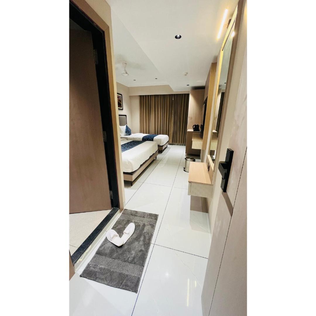 Hotel Royal Town Ahmedabad Esterno foto