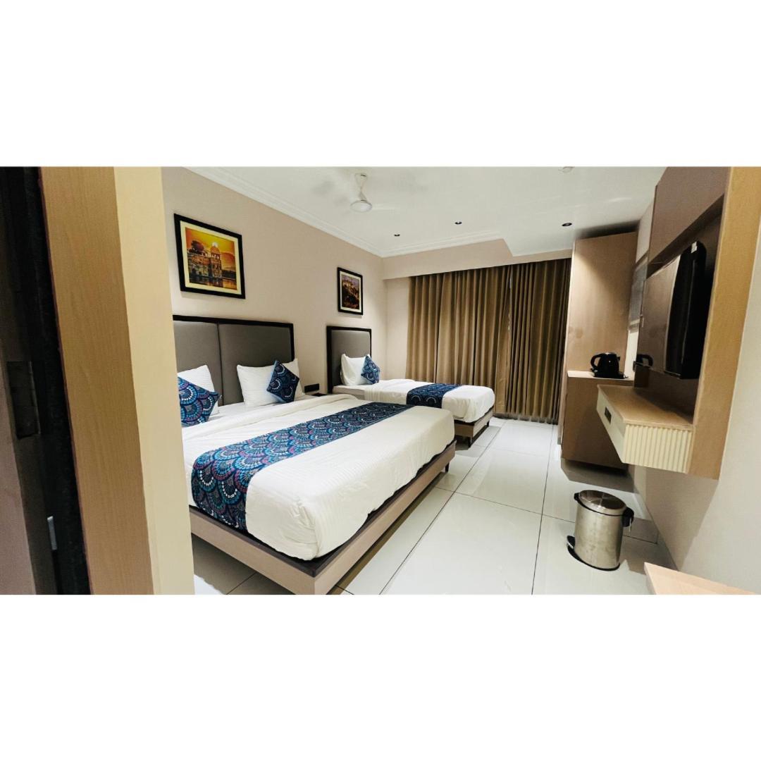 Hotel Royal Town Ahmedabad Esterno foto