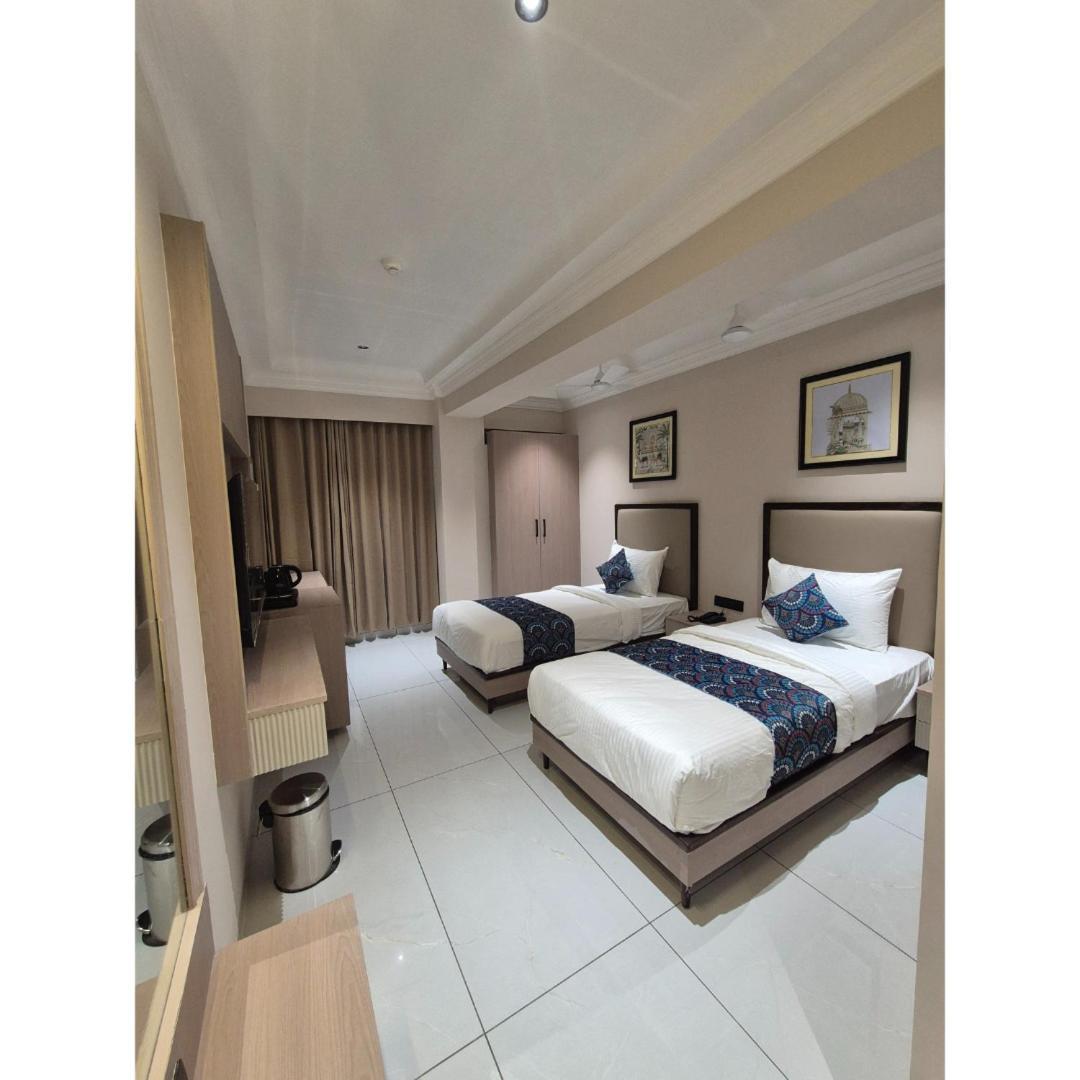 Hotel Royal Town Ahmedabad Esterno foto