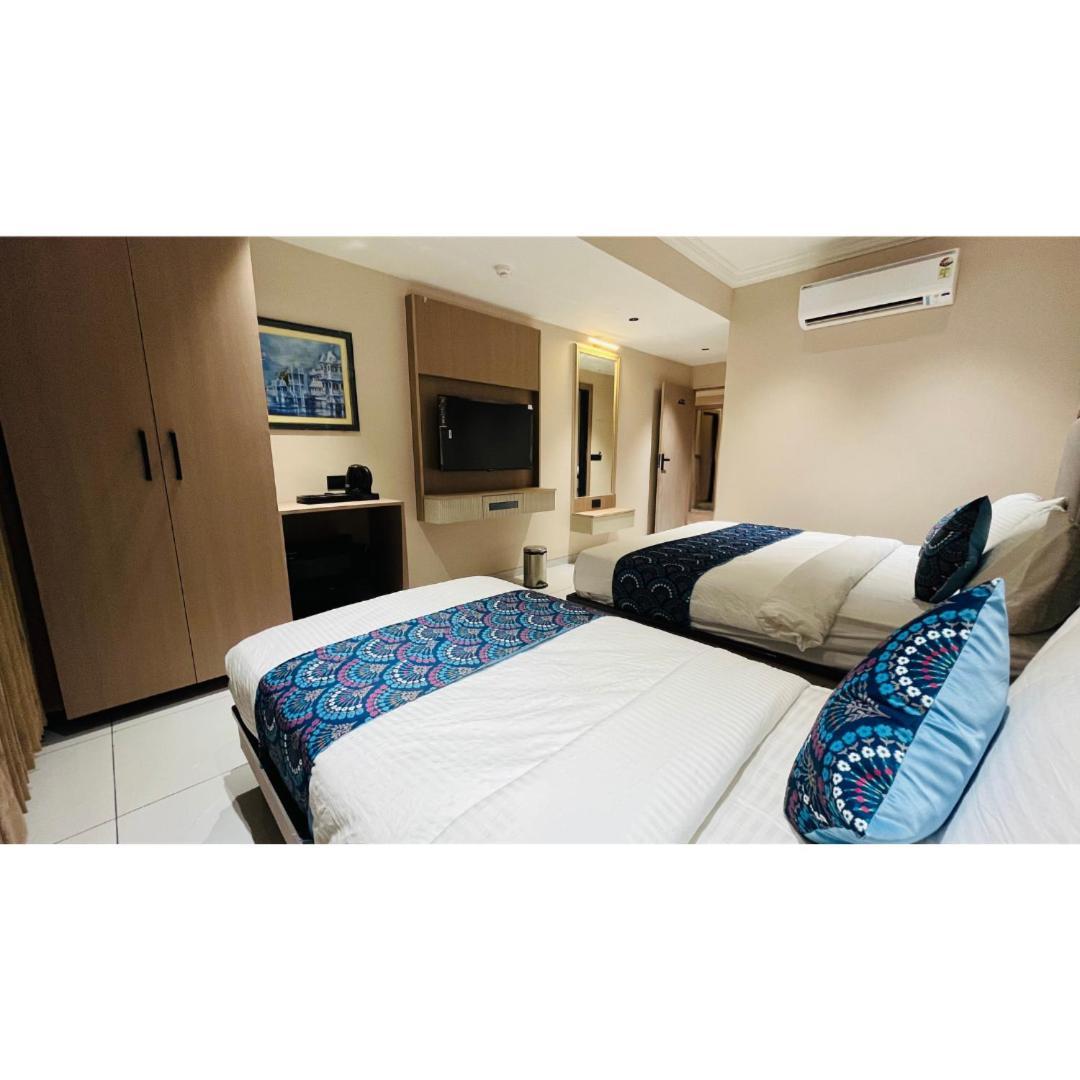 Hotel Royal Town Ahmedabad Esterno foto
