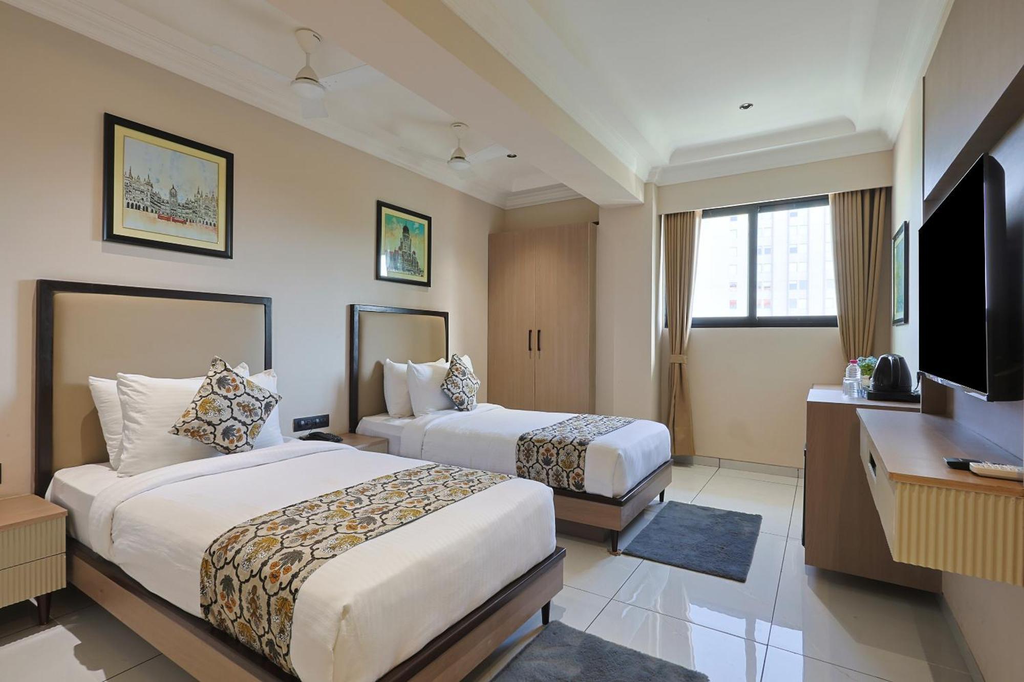 Hotel Royal Town Ahmedabad Esterno foto