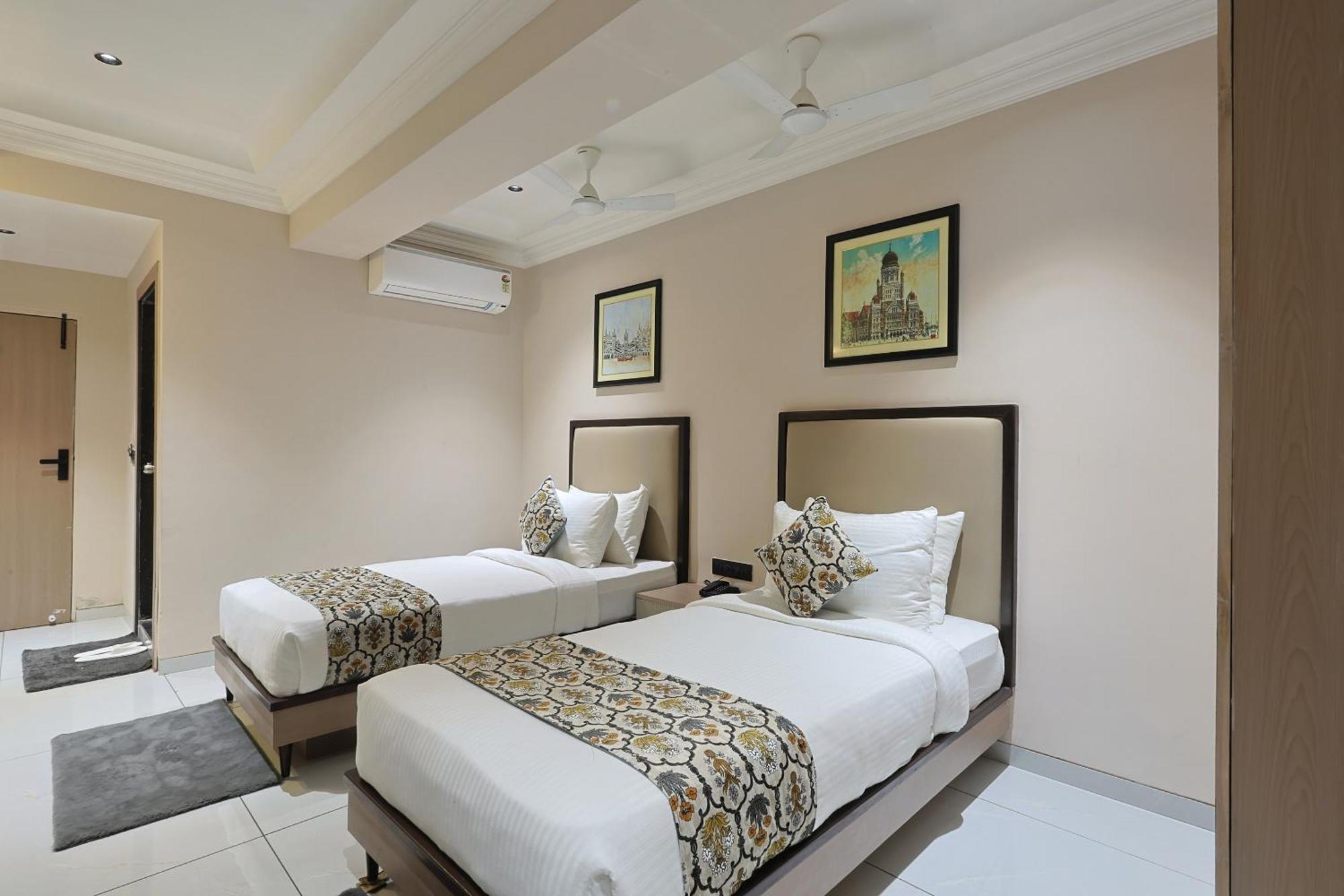 Hotel Royal Town Ahmedabad Esterno foto