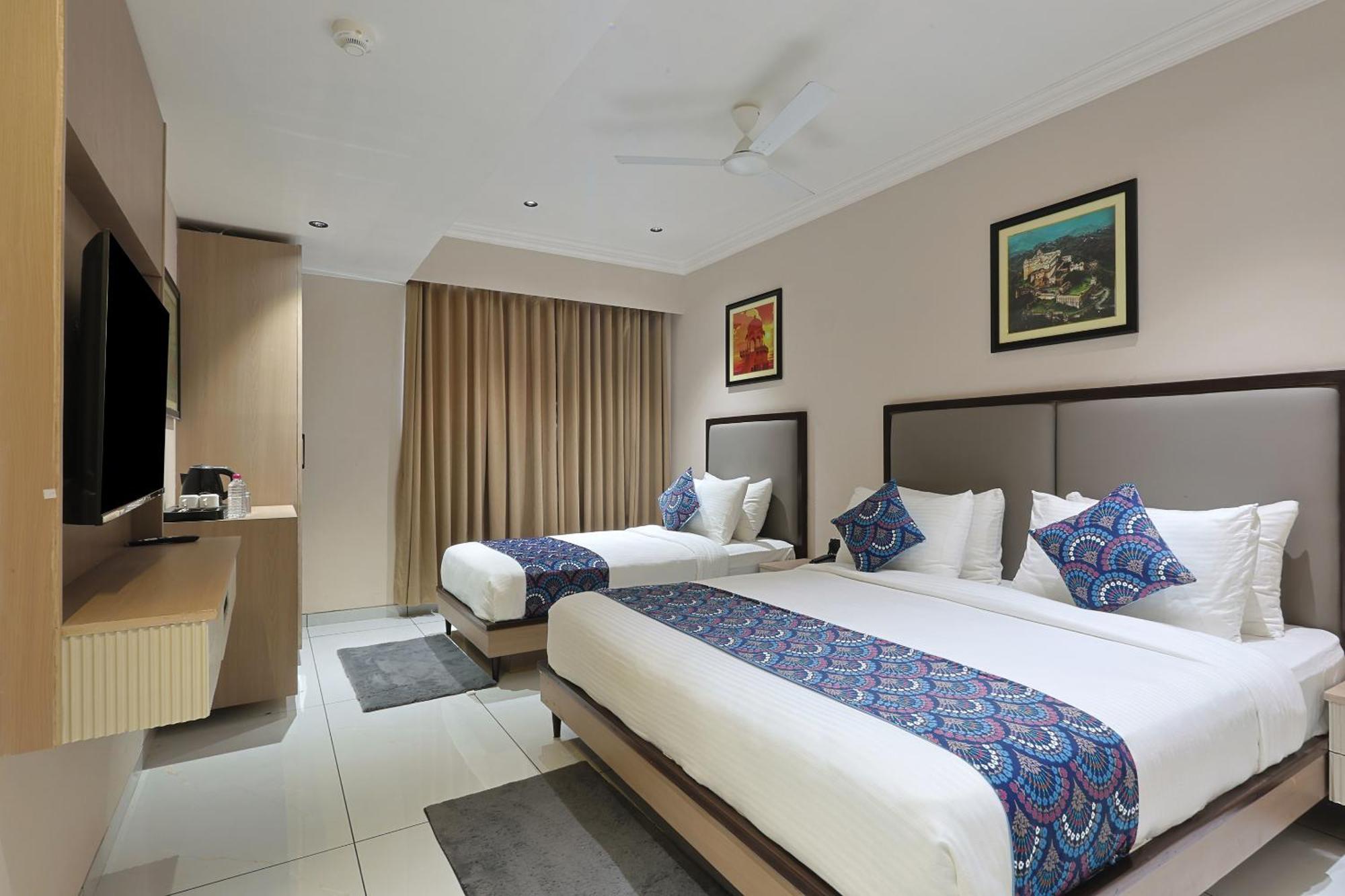 Hotel Royal Town Ahmedabad Esterno foto