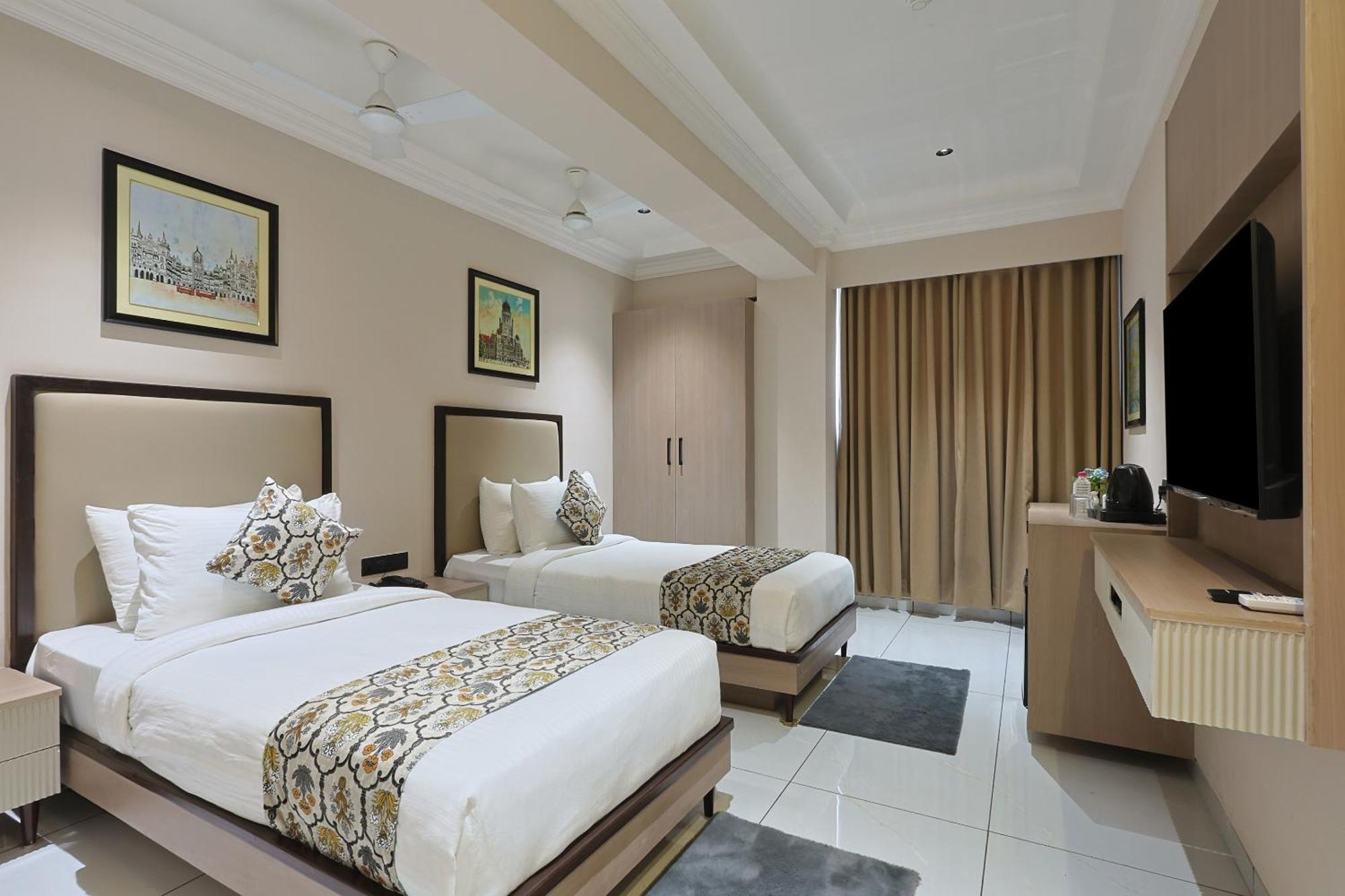 Hotel Royal Town Ahmedabad Esterno foto