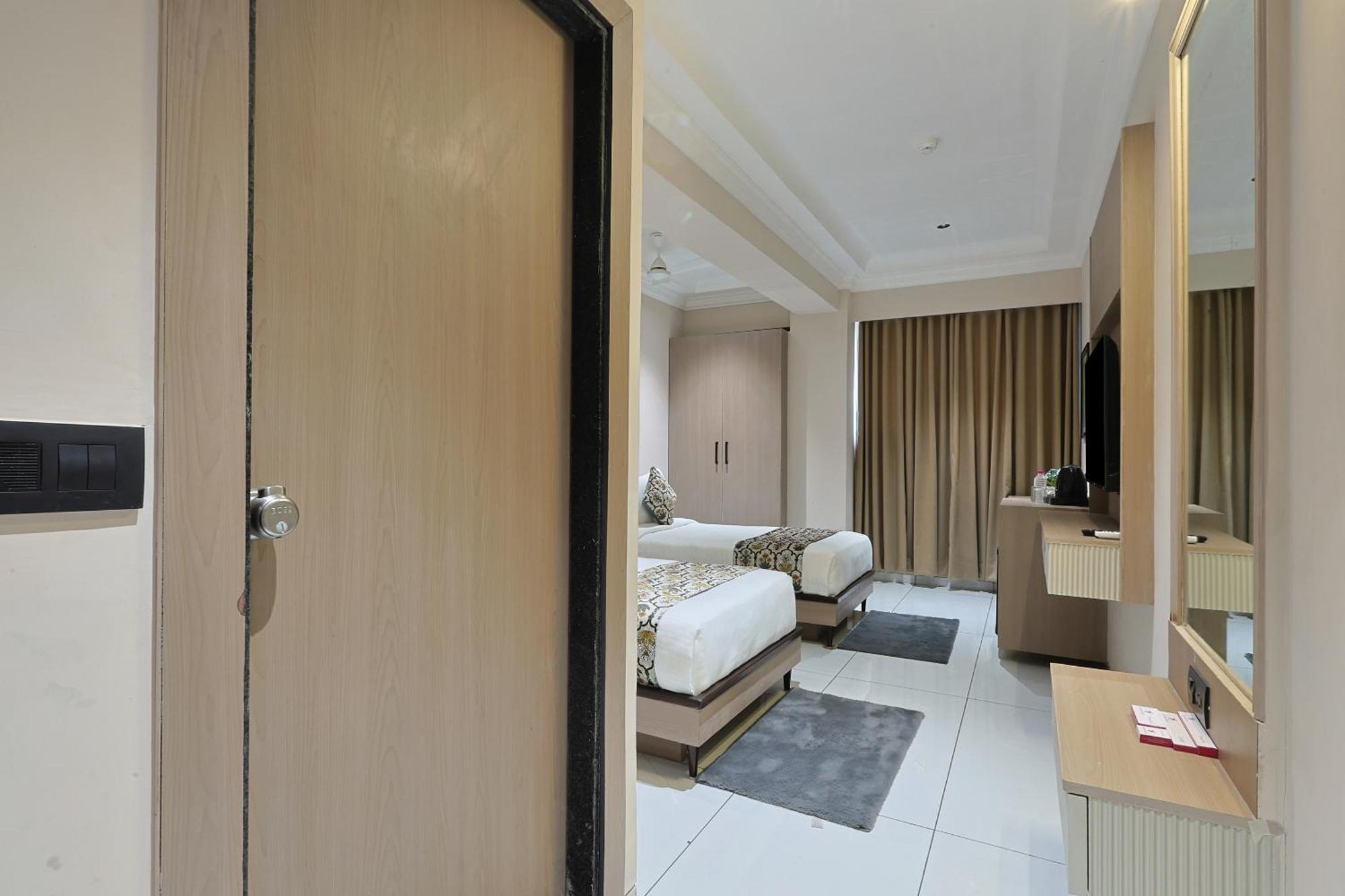 Hotel Royal Town Ahmedabad Esterno foto