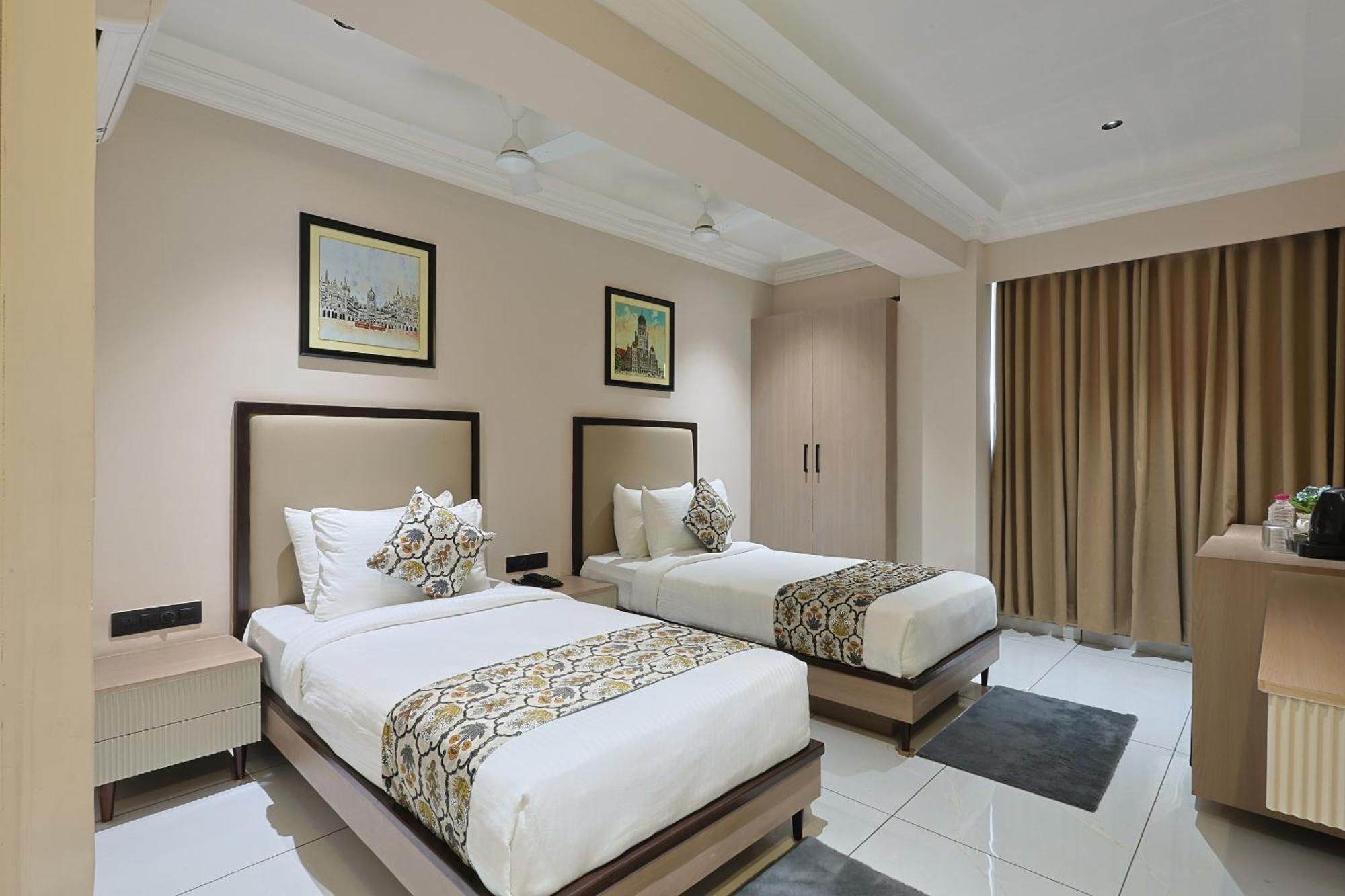 Hotel Royal Town Ahmedabad Esterno foto
