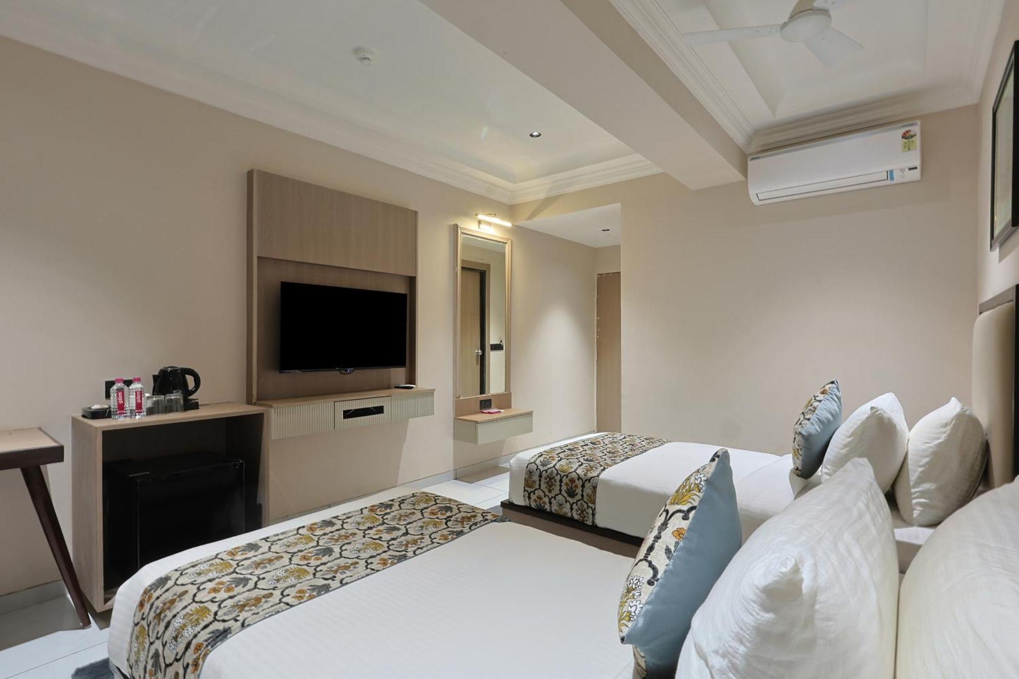 Hotel Royal Town Ahmedabad Esterno foto