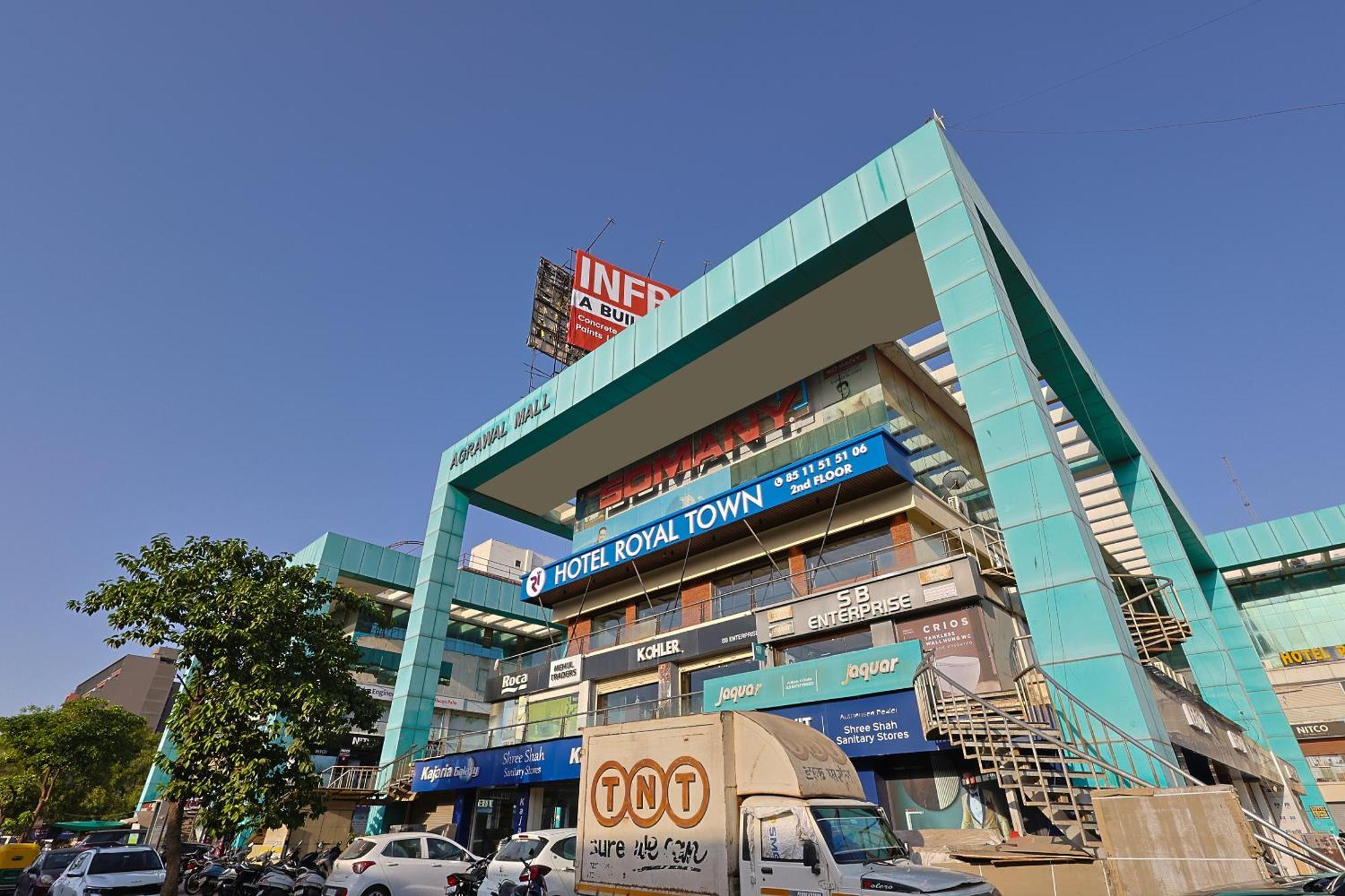 Hotel Royal Town Ahmedabad Esterno foto