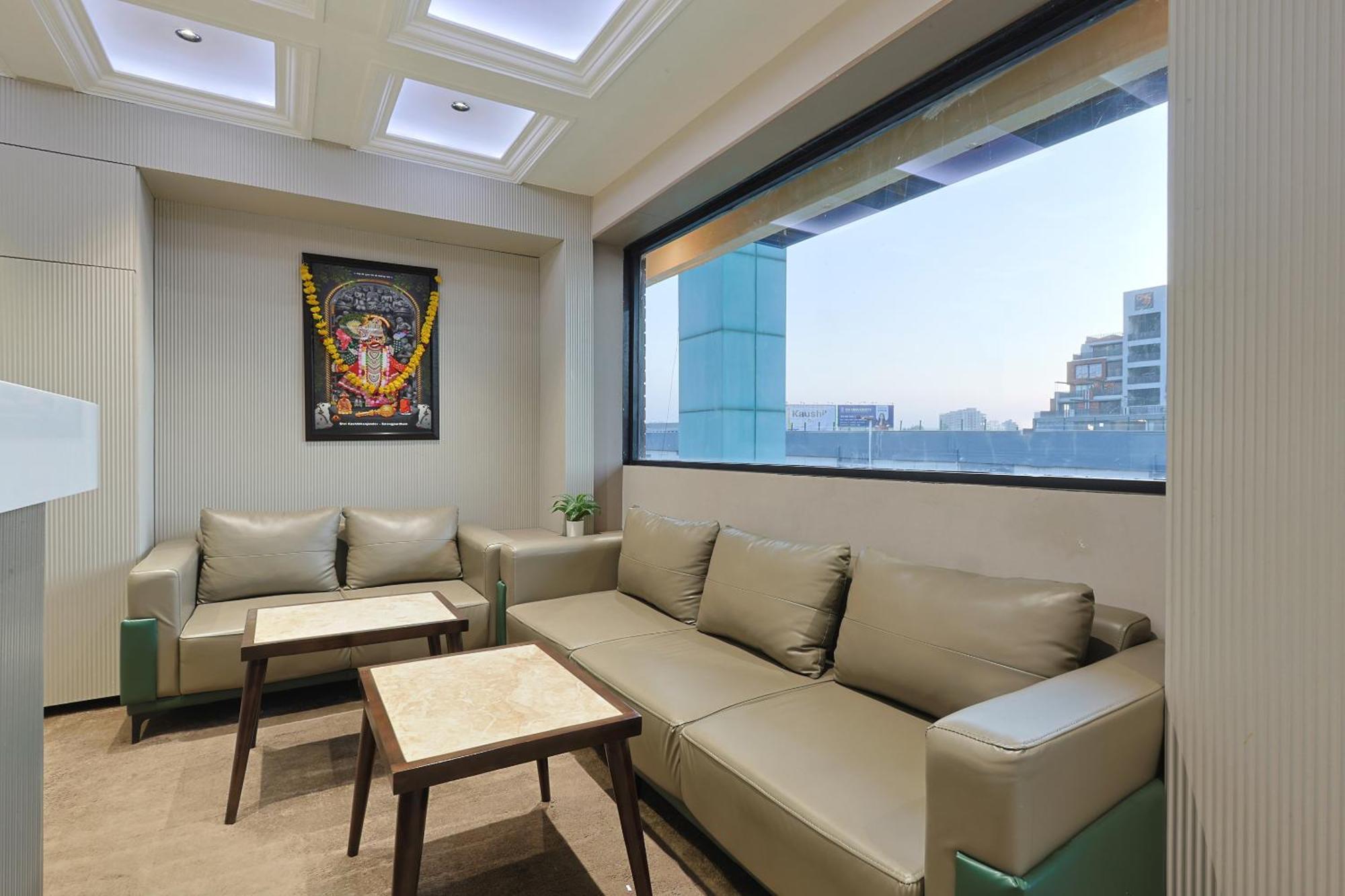 Hotel Royal Town Ahmedabad Esterno foto