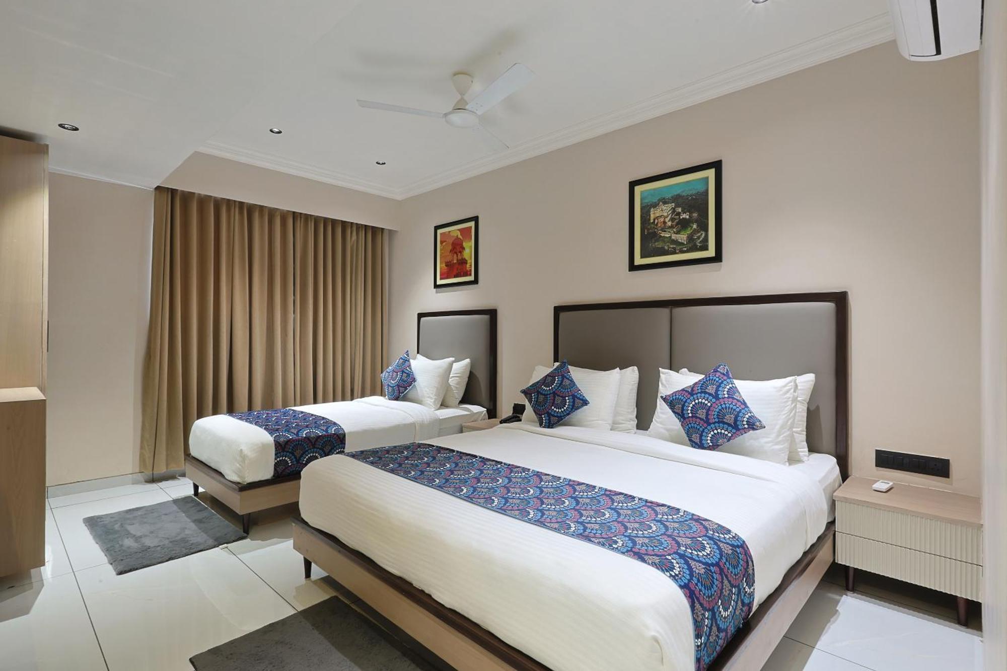 Hotel Royal Town Ahmedabad Esterno foto
