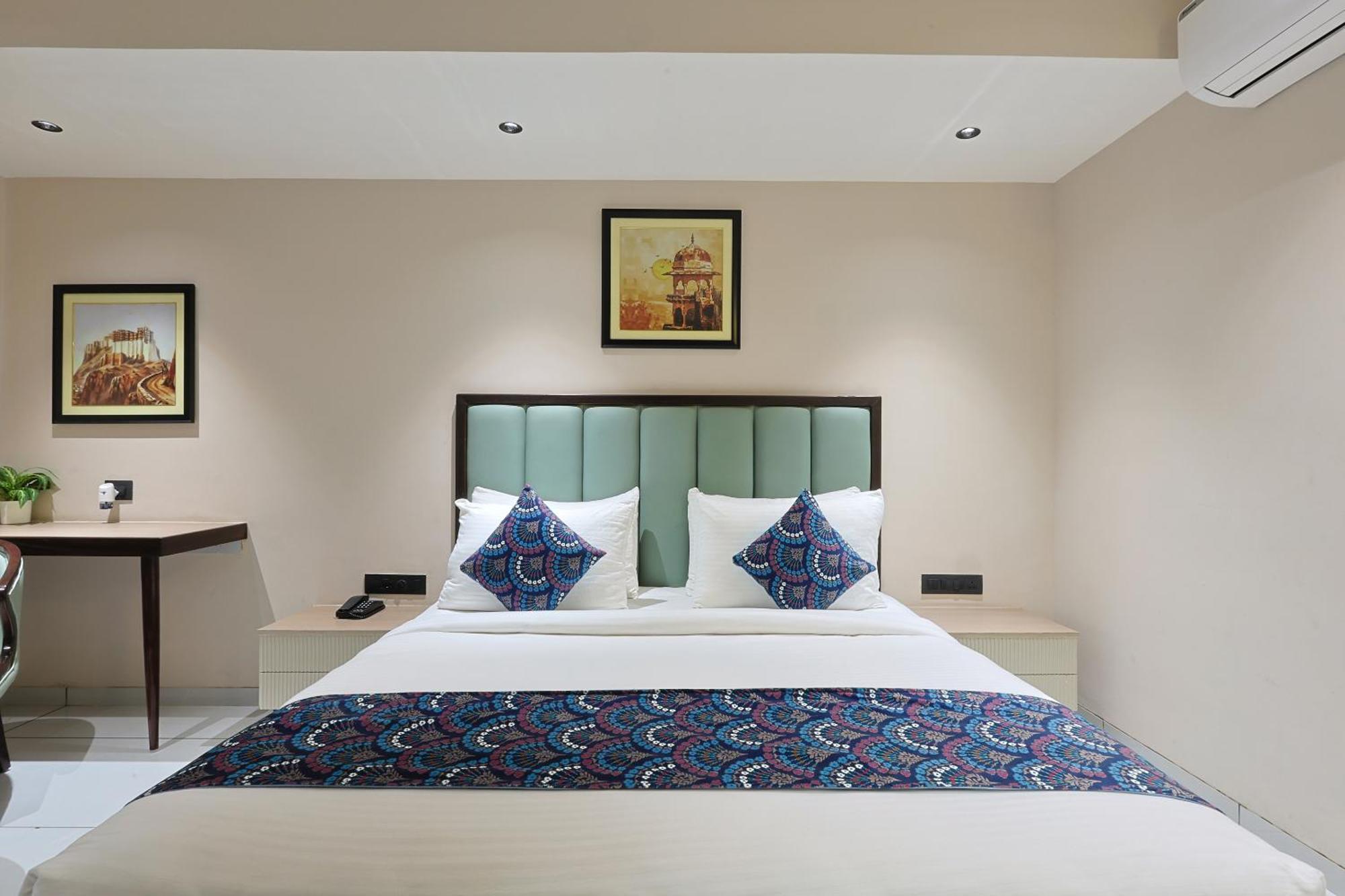 Hotel Royal Town Ahmedabad Esterno foto