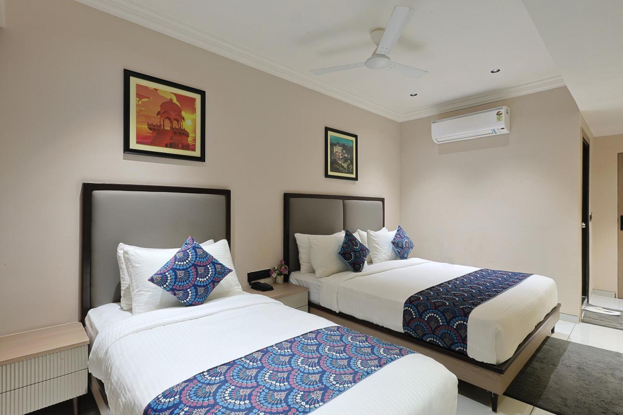 Hotel Royal Town Ahmedabad Esterno foto