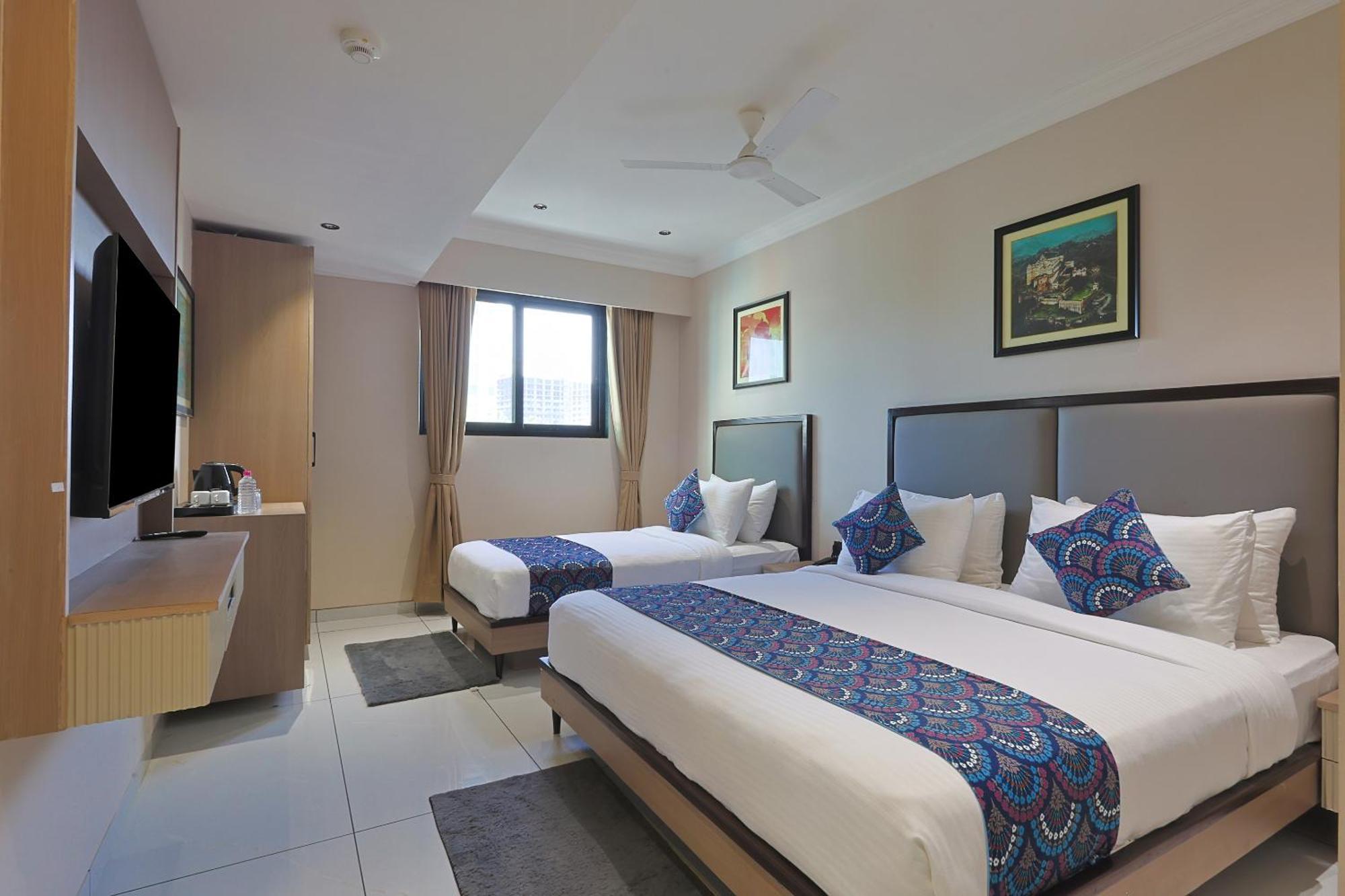 Hotel Royal Town Ahmedabad Esterno foto