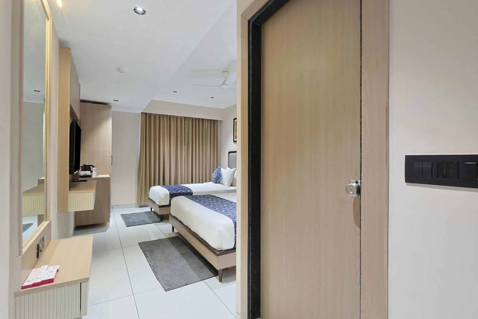 Hotel Royal Town Ahmedabad Esterno foto