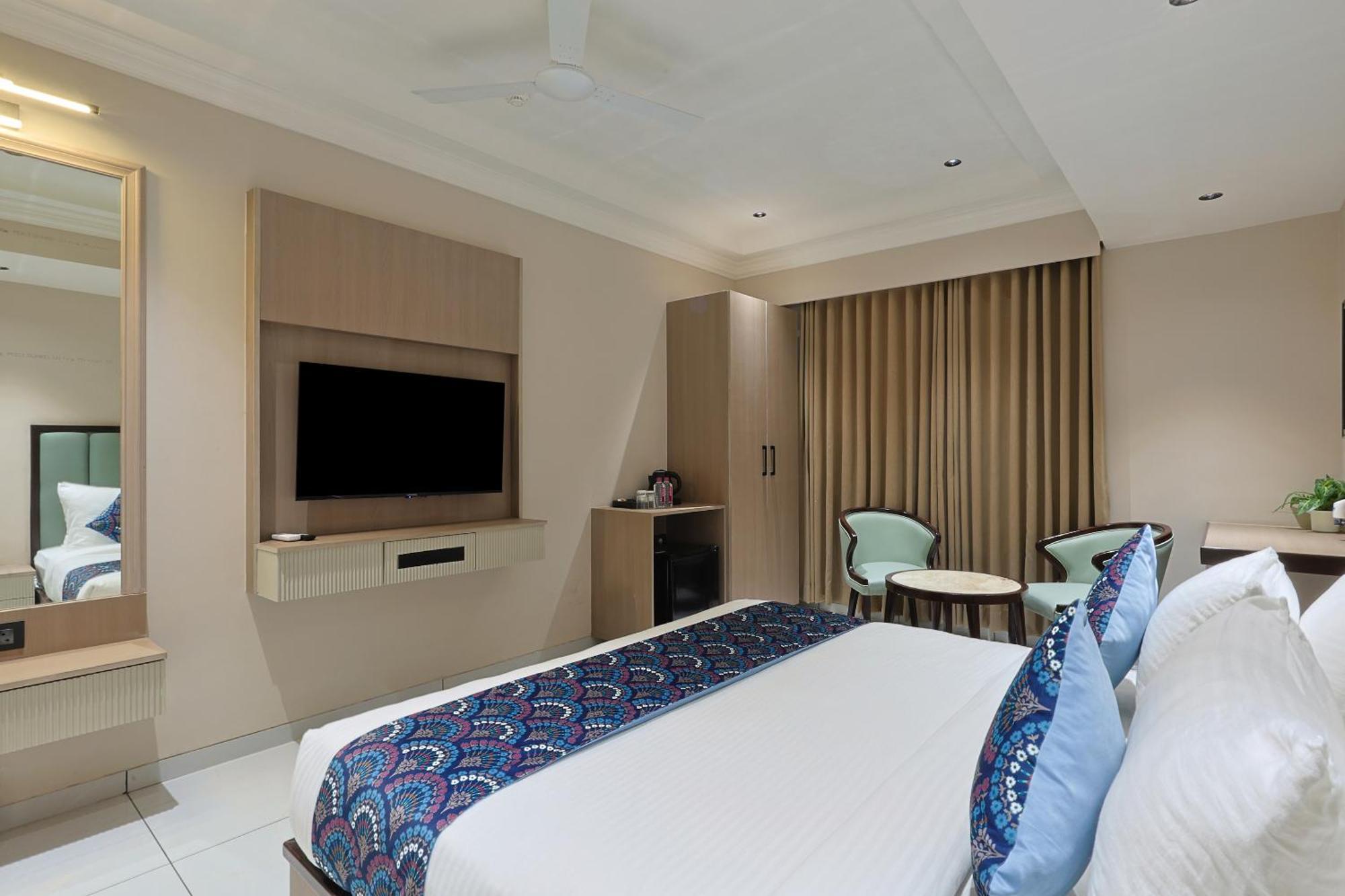 Hotel Royal Town Ahmedabad Esterno foto