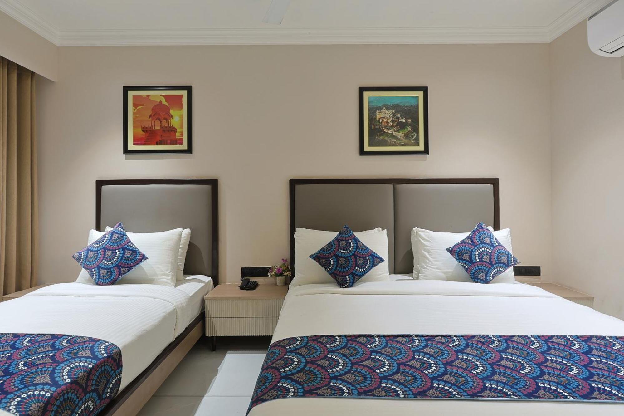 Hotel Royal Town Ahmedabad Esterno foto