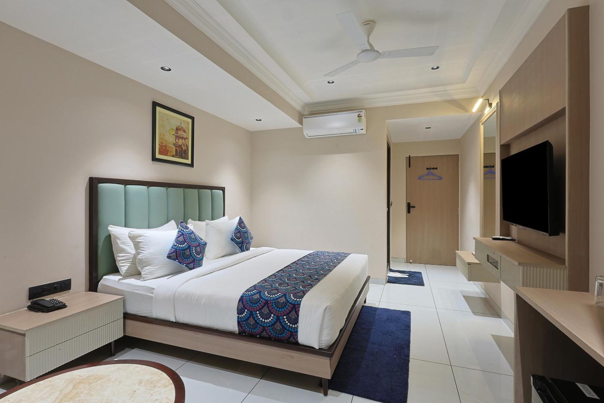 Hotel Royal Town Ahmedabad Esterno foto