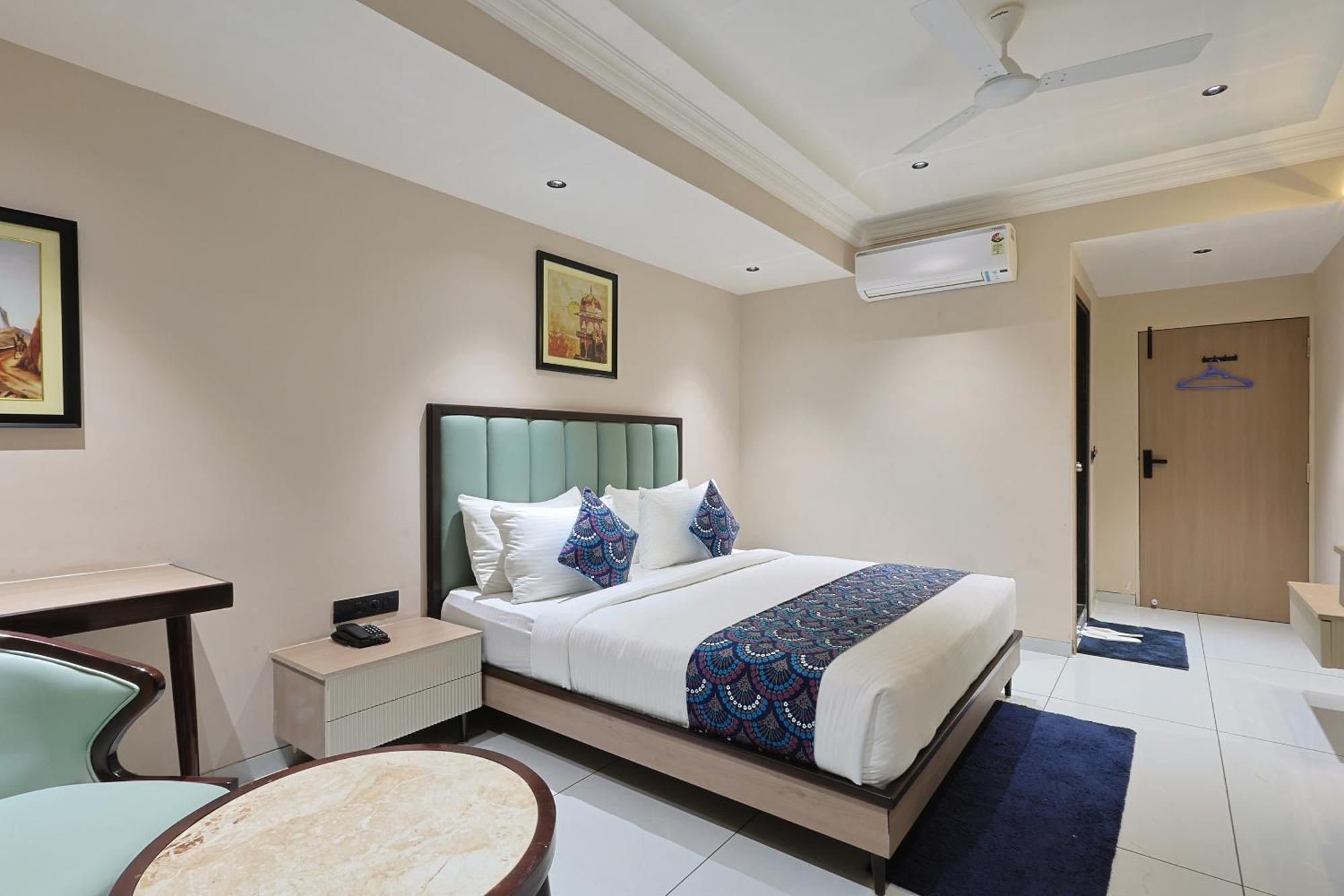 Hotel Royal Town Ahmedabad Esterno foto