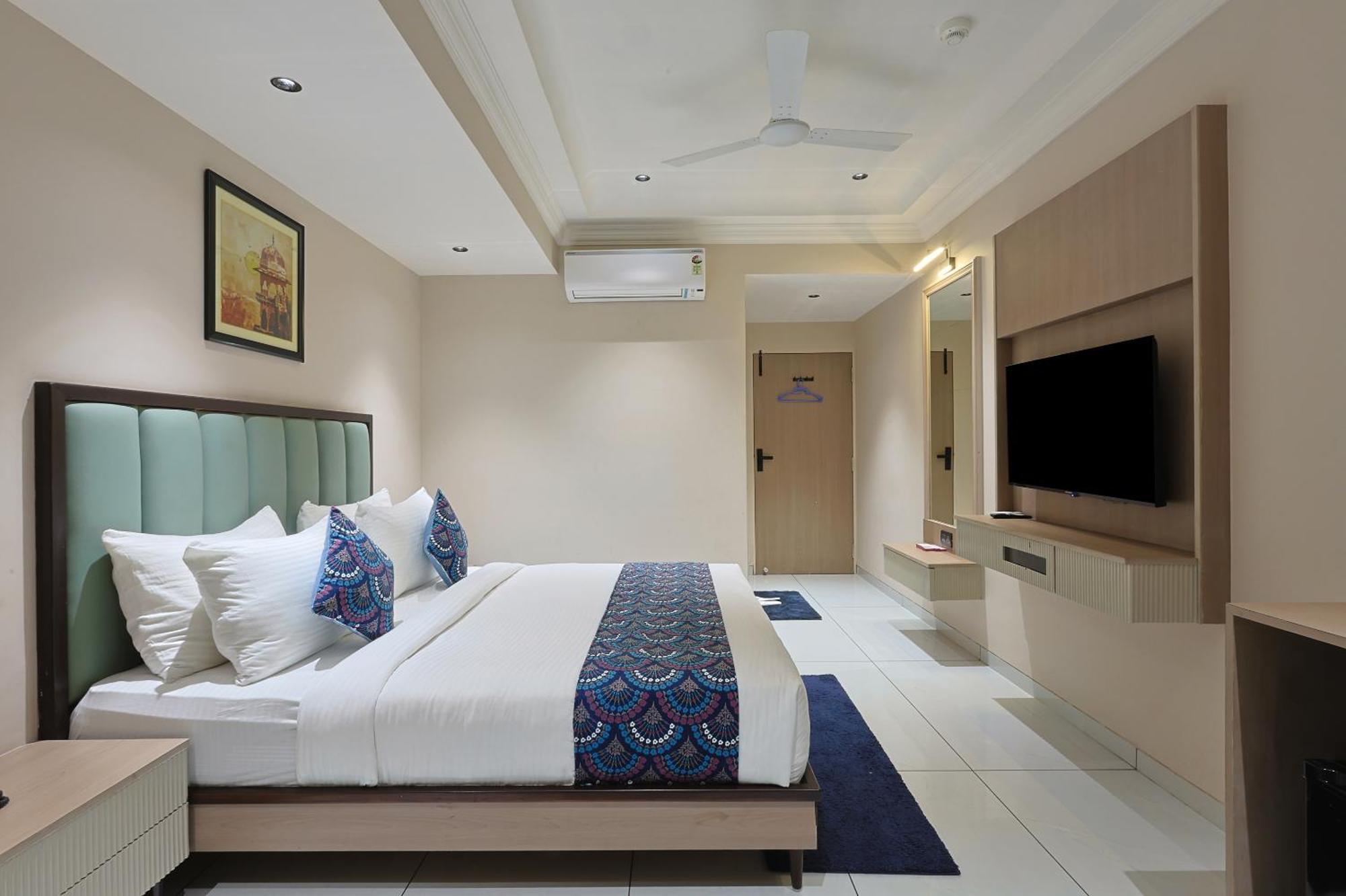 Hotel Royal Town Ahmedabad Esterno foto